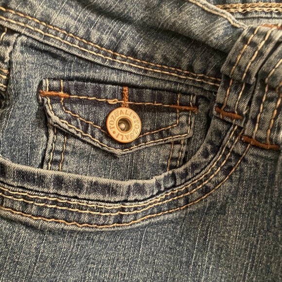 Roz and Ali Plus Size Light Washed Denim Capris - Picture 2 of 5